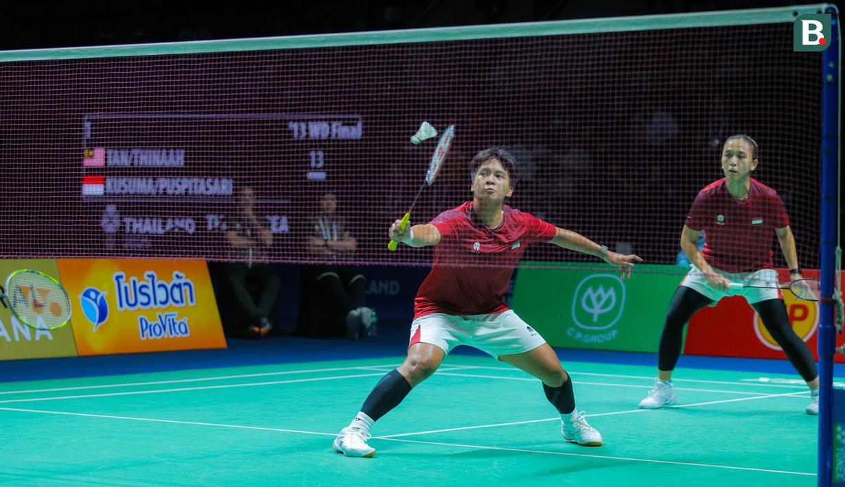 Ganda putri Indonesia, Febriana Dwipuji Kusuma/Meilysa Trias Puspitasari, saat melawan wakil Malaysia, Pearly Tan/Thinaah Muralitharan, dalam laga final yang berlangsung sengit di Gymnasium 4, Thammasat University, Pathum Thani, Minggu (14/12/2025). (Bola.com/Bagaskara Lazuardi)