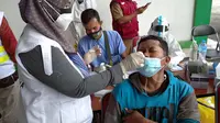 Seorang pengendara sedang menjalani rapid Antigen di akses Suramadu, Senin, 7 Juni 2021.