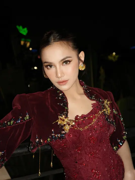 Mahalini memilih mengenakan bustier marun rancangan Lisa Ju, desainer kenamaan yang dikenal akan detail elegan dalam setiap rancangannya. [@mahalini].