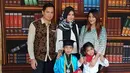 Tommy Kurniawan dan istri barunya, Lisya Nurrahmi serta mantan istri Tommy, Tania Nadira kompak hadir demi wisuda anak sulung mereka [Instagram/tommykurniawann].