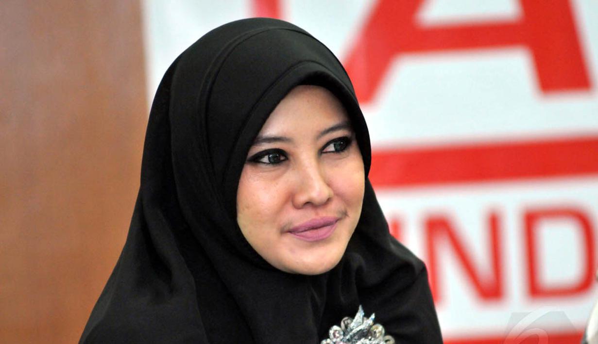 Peggy Melati Sukma dalam konferensi pers yang diselenggarakan salah satu lembaga kemanusiaan di Masjid Istiqlal, Selasa (12/8/14). (Liputan6.com/Panji Diksana)