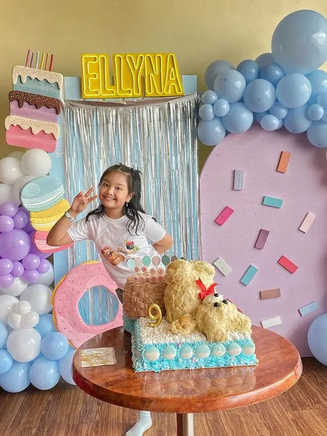 Akur Meski Cerai, Ini 7 Kebersamaan Nicky Tirta dan Liza Elly Rayakan Ultah Anak