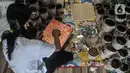 Aktivitas pekerja memproduksi kue keranjang Hoki di kawasan Sawangan, Depok,  Kamis (20/1/2022). Kim Hin yang hanya membuat kue keranjang saat tahun baru Imlek mampu memproduksi sekitar 30 ribu kue keranjang dengan kisaran harga Rp35.000-50.000 per dua buah. (merdeka.com/Iqbal S  Nugroho)
