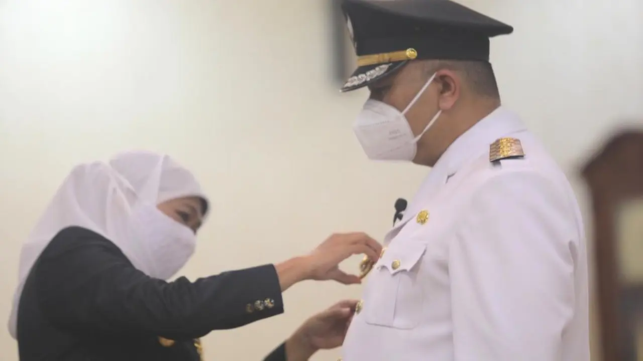 Gubernur Jatim Khofifah Indar Parawansa melantik Pelaksana Tugas (Plt) Wali Kota Surabaya Wisnu Sakti Buana menjadi Wali Kota Surabaya. (Dian Kurniawan/Liputan6.com)