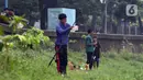 Warga memancing di bibir Waduk Cincin, Jakarta, Sabtu (19/6/2021). Ceceran sampah plastik ini mengganggu kemyamanan warga yang ingin menikmati suasana Waduk Cincin . (Liputan6.com/Helmi Fithriansyah)