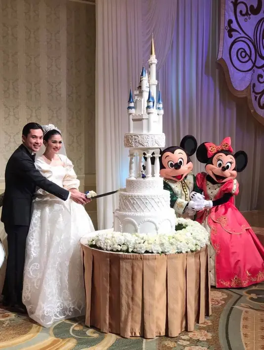 Tak hanya kekeluargaan yang terasa, namun juga diramaikan dengan kehadiran tokoh kartun Disney seperti Mickey & Minnie Mouse, Donald Duck, dan Daisy. (Facebook/Ary Bakri)