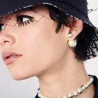 Tren Kalung Mutiara, Padu Padan Gaya Edwardian di Tahun 1950 Ala Dior. Sumber foto: Document/Dior.