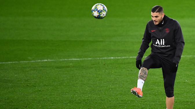 Penyerang Paris Saint-Germain, Mauro Icardi menendang bola saat mengikuti sesi latihan di stadion Santiago Bernabeu di Madrid (25/11/2019). PSG akan bertanding melawan Real Madrid pada Grup A Liga Champions di Santiago Bernabeu. (AFP/Gabriel Bouys)