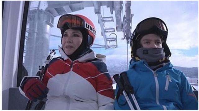 Jarang Terekspos, Ini 6 Momen Kebersamaan Dewi Soekarno Bersama Cucu