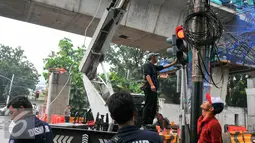 Petugas Dishub DKI Jakarta mengganti LED lampu lalu lintas di kawasan jalan Trunojoyo dan Aditiawarman, Jakarta, Selasa (17/5). Peremajaan trafficlight untuk mencegah terjadinya kecelakaan akibat kerusakan lampu jalan. (Liputan6.com/Yoppy Renato)