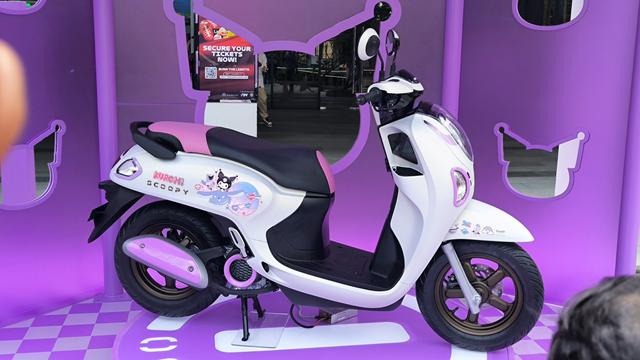 Edisi terbatas skuter matic Honda Scoopy bergrafis karakter Kuromi dari Sanrio.