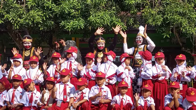 Drama wayang sambut siswa baru di Kudus. (Liputan6.com/Arief Pramono)