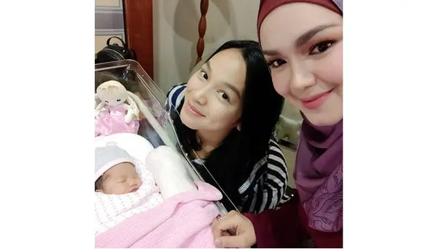 Masih Terlihat Muda, 5 Seleb Ini Ternyata Sudah Bersatus Nenek