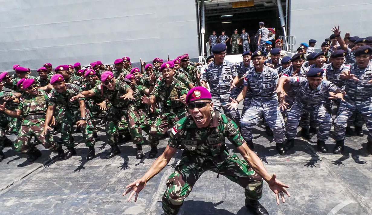 Prajurit Marinir bergaya usai latihan bersama dalam Rim of the Pasific (RIMPAC) 2014, Jakarta, Selasa (2/9/2014) (Liputan6.com/Faizal Fanani)