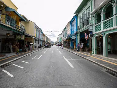 Sebuah jalan yang kosong di Phuket, Thailand (13/9/2020). Pusat Administrasi Situasi COVID-19 Thailand pada Senin (28/9) mengatakan pihaknya akan mengizinkan lebih banyak kategori warga asing masuk ke Thailand mulai Oktober mendatang dan seterusnya. (Xinhua/Zhang Keren)
