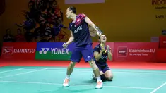 Pebulu tangkis ganda campuran Indonesia, Rinov Rivaldy/Lisa Ayu Kusumawati merayakan kemenangan mereka atas pasangan Malaysia, Hoo Pang Ron/Cheng Su Yin pada laga perempat final Indonesia Masters 2025 di Istora Senayan, Jakarta, Jumat (24/01/2025). (Bola.com/Bagaskara Lazuardi)