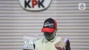 Usai terjaring OTT KPK, sebelum dibawa ke Jakarta, Bupati Cilacap Syamsul Auliya Rachman sempat menjalani pemeriksaan di Polresta Banyumas. Tampak dalam foto, petugas menunjukkan barang bukti berupa uang tunai yang disita dari Operasi Tangkap Tangan (OTT) terhadap Bupati Cilacap, Jawa Tengah, Syamsul Auliya Rachman, di Gedung Merah Putih Komisi Pemberantasan Korupsi (KPK), Jakarta, Sabtu (14/3/2026). (Liputan6.com/Helmi Fithriansyah)