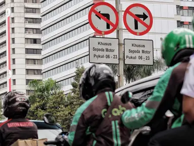Pengendara sepeda motor melintas di jalan MH.Thamrin - Medan Merdeka Barat, Jakarta, Selasa (7/11). Gubernur DKI Jakarta Anies Baswedan berencana menghapus larangan sepeda motor melintas di Jalan Sudirman-Thamrin. (Liputan6.com/Faizal Fanani)