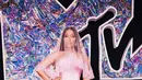 Nicki Minaj memilih tampil bergaya Barbiecore pengantin dalam gaun merah muda dari Dolce & Gabbana. Dengan inner korset lengkap dengan veilnya. [@nickiminaj]