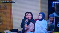 Momen kocak saat gadis cantik umat Hindu meminta jodoh kepada Gus Iqdam. (YouTube/ronron channel)