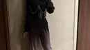 Blus hitam kian menarik dipadukan bustier beraksen chain dan ombre culotte pants.  [Foto: IG/rahmaniaastrini].