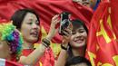 Fans cantik Vietnam sibuk mengabadikan momen laga semifinal AFF Cup 2016 antara Indonesia melawan Vietnam di Stadion Pakansari, Bogor, (03/12/2016). (Bola.com/Nicklas Hanoatubun)