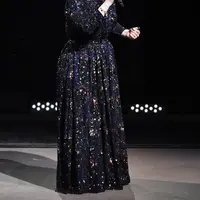 Pelantun lagu ‘Hello’ ini tertangkap kamera sedang berada di kawasan L.A. dengan mengenakan cincin emas yang melingkar di jari manis tangan kanannya. (AFP/Bintang.com)