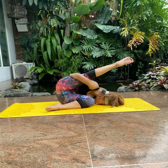 Miliki Tubuh Lentur, 7 Pose Yoga Inul Daratista Ini Bikin Ngilu