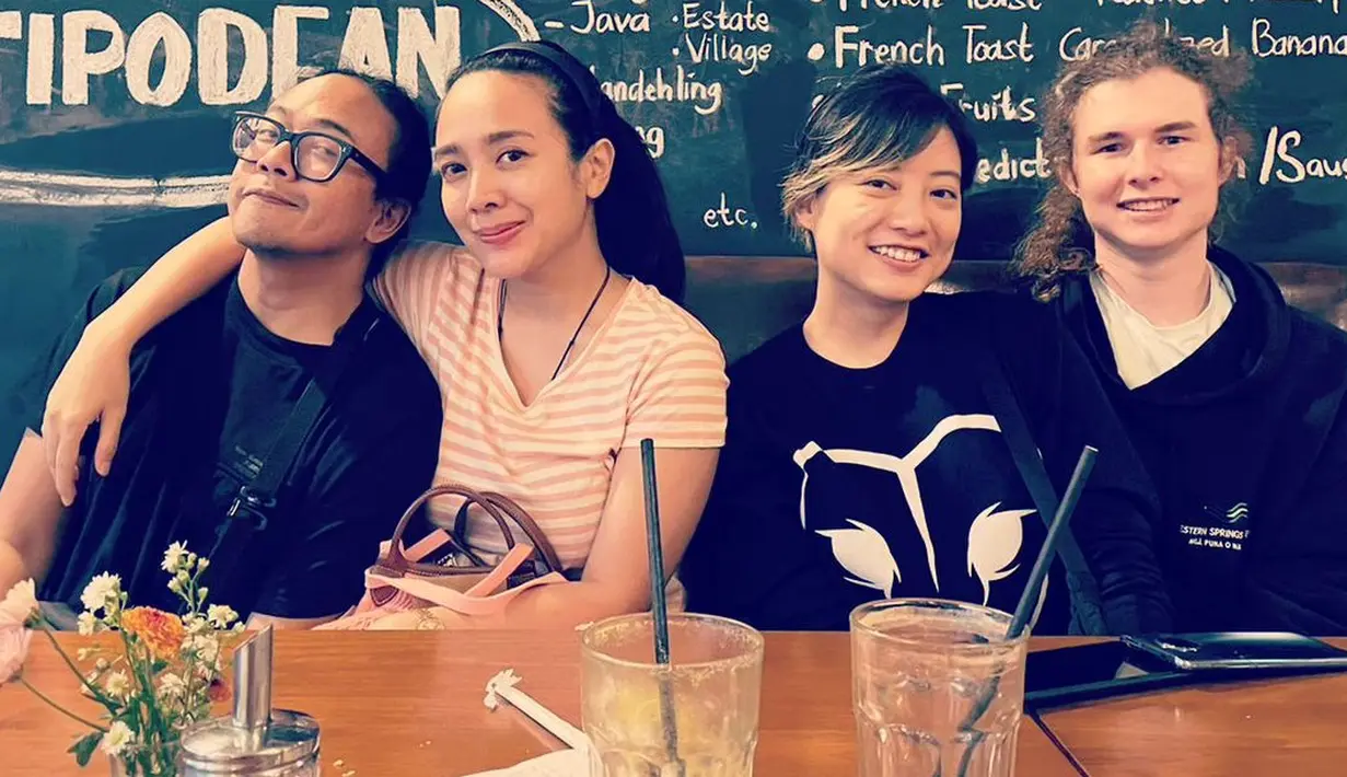 Dalam unggahan sebelumnya, Charles juga membagikan beberapa momen saat bersama dengan Leony. Termasuk bertemu dengan sahabatnya sejak kecil, Dea Ananda yang bersama suami. [Instagram/charles.n.g.s]