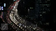 Sejumlah kendaraan terjebak kemacetan di kawasan Gatot Subroto, Jakarta, Rabu (7/9). Hujan yang mengguyur kawasan Jakarta membuat sejumlah ruas jalan di beberapa titik Ibu Kota mengalami kemacetan luar biasa. (Liputan6.com/Johan Tallo)