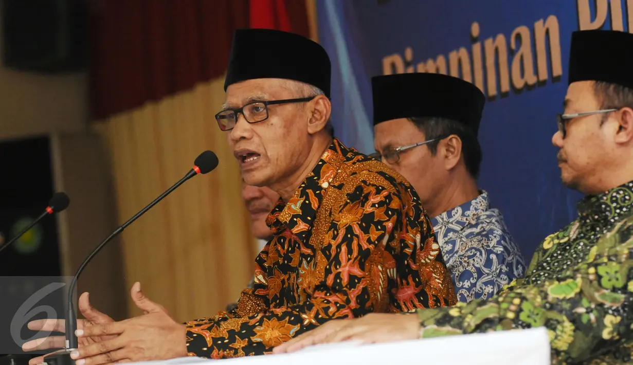 Ketua Umum PP Muhammadiyah, Haedar Nashir (kiri) memberi jawaban usai pembacaan pernyataan sikap organisasi terhadap Pilkada Serentak 15 Februari di Jakarta, Senin (13/2). Ada tujuh butir pernyataan sikap PP Muhammadiyah. (Liputan6.com/Helmi Fithriansyah)