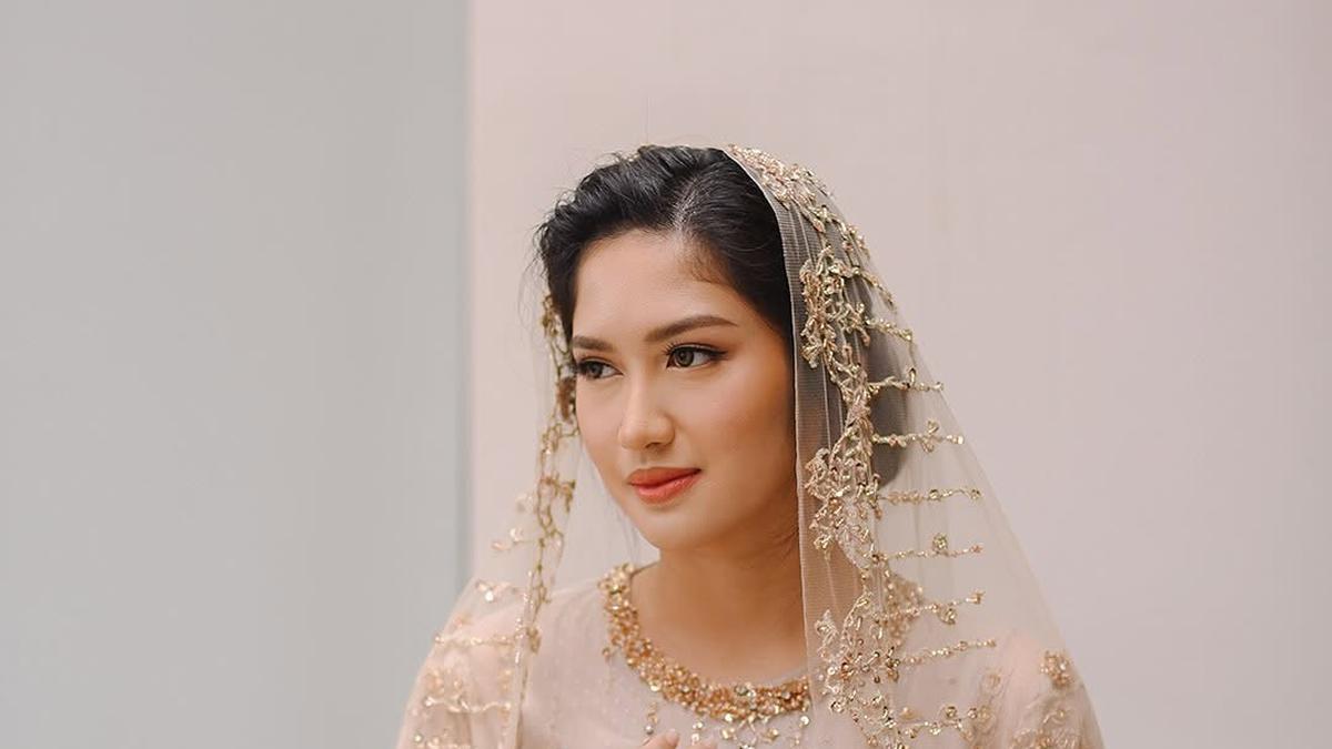 6 Potret Ochi Rosdiana di Momen Pengajian Jelang Menikah, Anggun Dibalut Busana Berpayet Nuansa Nude