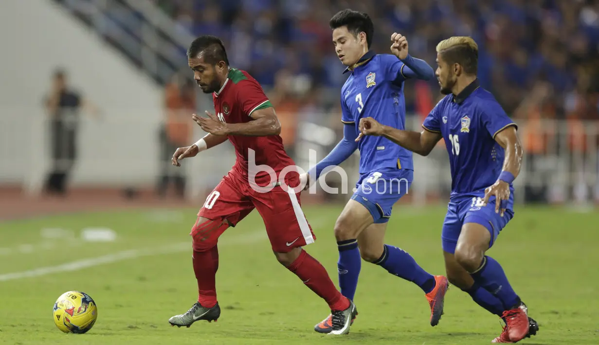 Zulham Zamrun berusaha melewati para pemain Thailand pada leg kedua final Piala AFF 2016 di Stadion Raja Manggala, (17/12/2016). (Bola.com/Vitalis Yogi Trisna)