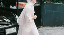 Di acara pengajian, penampilan tertutup Aaliyah Massaid juga mengundang perhatian. Ia mengenakan outfit serba putih, termasuk kerudung yang dikenakannya. [Foto: Instagram/aaliyah.massaid]