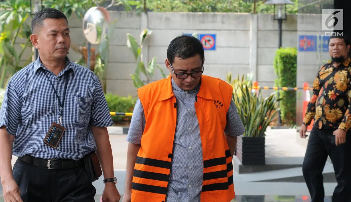 Bupati Tulungagung nonaktif Syahri Mulyo (kanan) tiba di Gedung KPK, Jakarta, Selasa (2/10). Syahri diperiksa sebagai tersangka terkait proyek pembangunan infrastruktur di wilayah Kabupaten Tulungagung. (Merdeka.com/Dwi Narwoko)