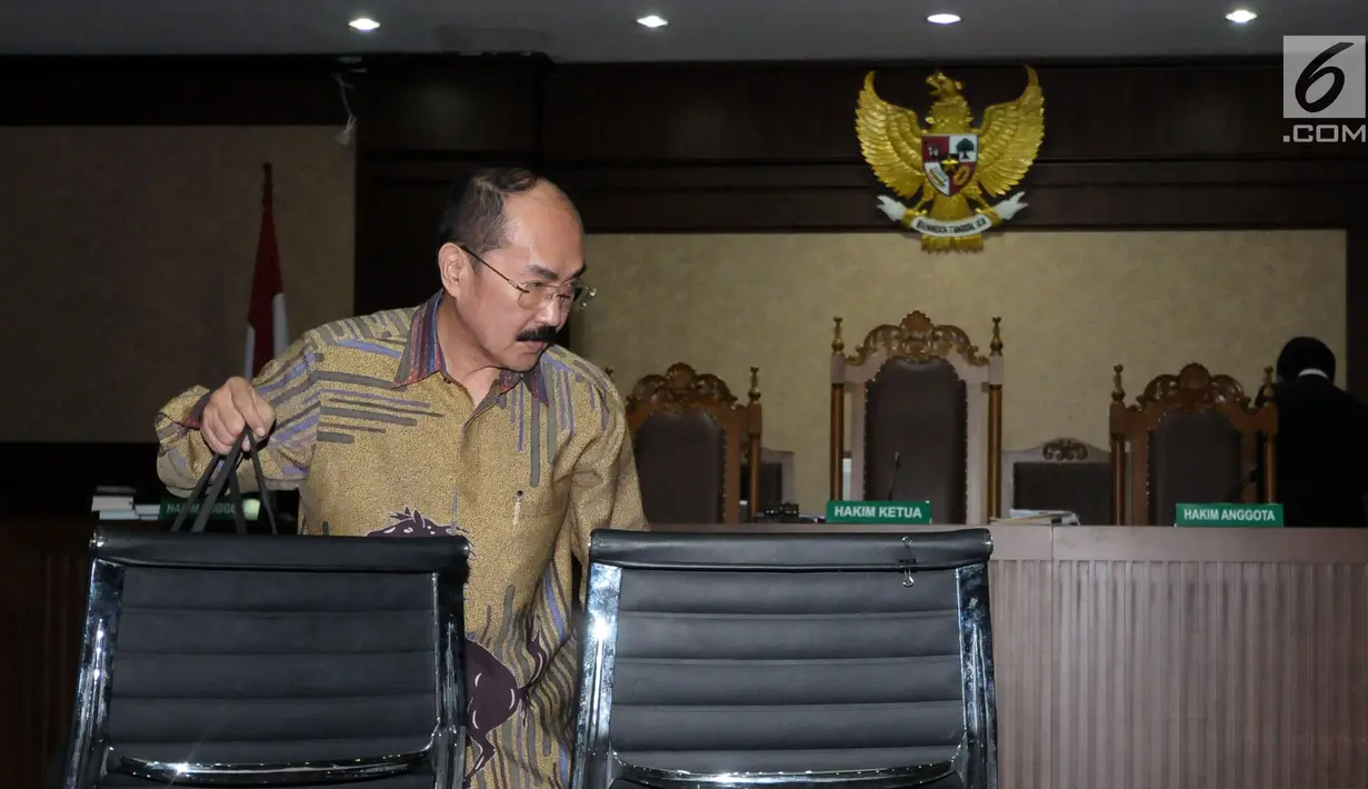 Terdakwa perkara merintangi penyidikan KPK pada kasus korupsi e-KTP, Fredrich Yunadi usai mengikuti sidang lanjutan di Pengadilan Tipikor, Jakarta, Kamis (31/5). JPU KPK menuntut terdakwa dengan hukuman 12 tahun penjara. (Liputan6.com/Helmi Fithriansyah)