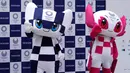 Maskot Olimpiade dan Paralimpik Tokyo 2020, Miraitowa (kiri) dan Someity (kanan) saat debut mereka di Tokyo, Jepang, Minggu (22/7). Pencipta maskot ini adalah Ryo Taniguchi. (AP Photo/Eugene Hoshiko)