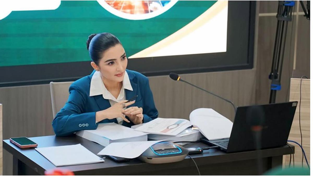 6 Gaya Outfit Ashanty saat Sidang Disertasi S3 di UNAIR, Formal nan Elegan