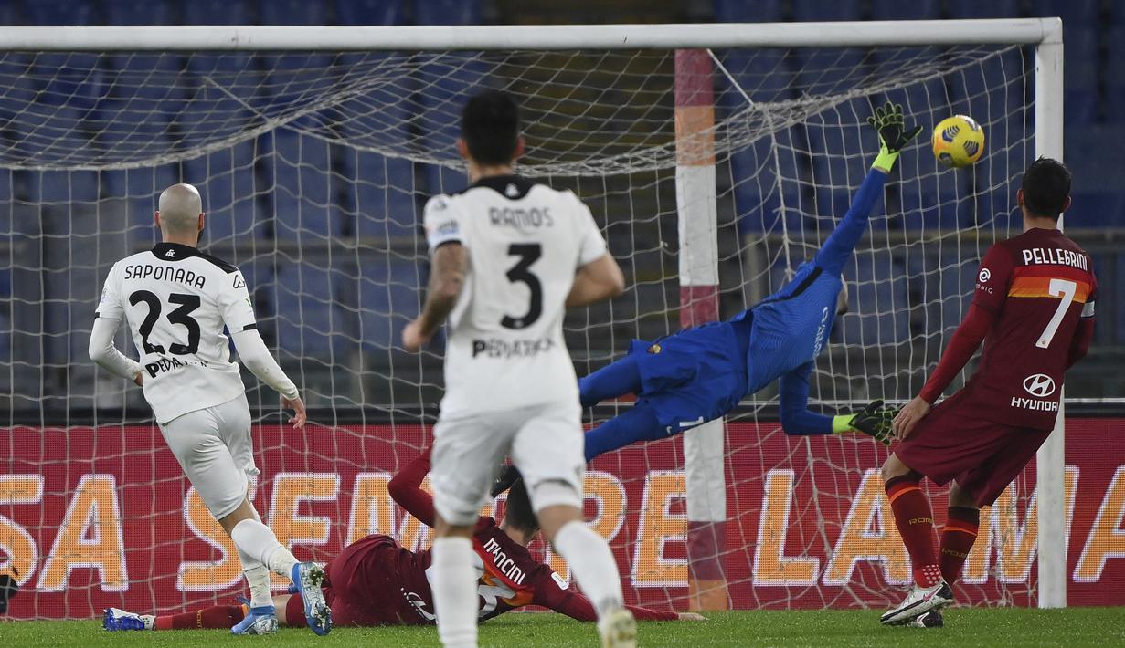 Gelandang Spezia, Riccardo Saponara (kiri) mencetak gol kedua timnya ke gawang AS Roma dalam laga babak 16 besar Coppa Italia 2020/21 di Olimpico Stadium, Roma, Selasa (19/1/2021). Spezia menang 4-2 (2-2) atas AS Roma melalui extra time. (LaPresse via AP/Alfredo Falcone)