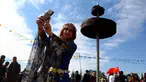 Seorang wanita Kurdi Suriah berselfie selama Perayaan Newroz di Kota Qamishli, Suriah (21/3). Newroz, juga dikenal sebagai Nawroz atau Nowruz adalah sebuah Festival Tahun Baru Persia Kuno. (AFP Photo / Delil Souleiman)
