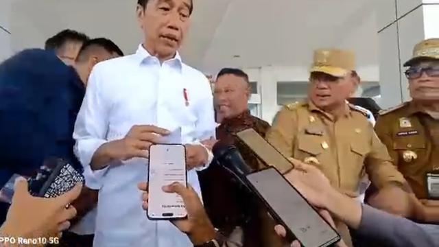 Saat Jokowi kunjungi Konawe, Seorang pria di Konawe berteriak menuntut gaji tak dibayar .