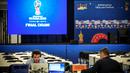 Sejumlah petugas melakukan persiapan jelang drawing Piala Dunia 2018 di Kremlin, Moscow, Selasa (28/11/2017). Drawing 32 peserta Piala Dunia 2018 akan dilakukan pada Jumat (1/12/2017) di Rusia. (AFP/Alexander Nemenov)