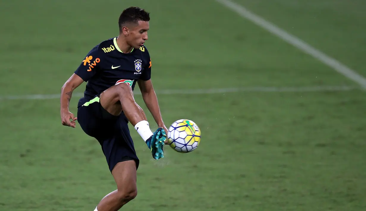 Aksi Marquinhos saat mengikuti sesi latihan sebelum melawan Bolivia pada kualifikasi Piala Dunia di Arena das Dunas Stadium, Natal, Brasil, (03/10/2016). (EPA/Macelo Sayao)