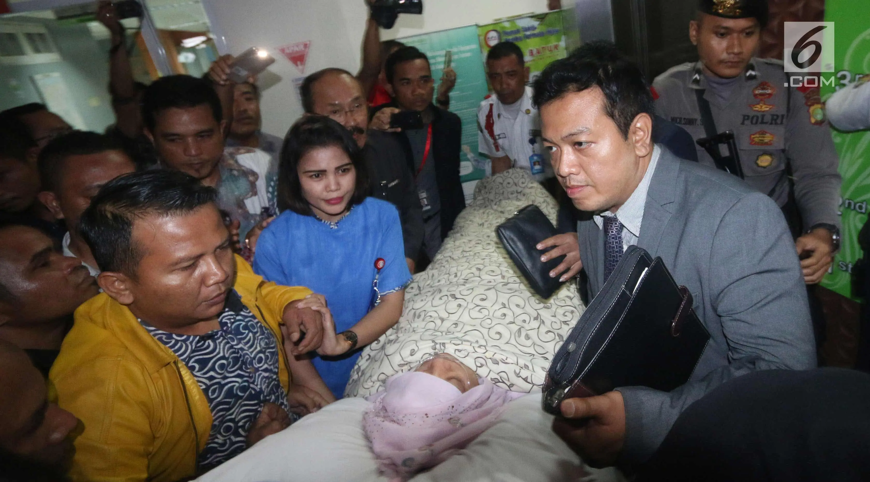 Ketua DPR, Setya Novanto saat dibawa keluar dari RS Medika Permata Hijau, Jakarta, Jumat (17/11). Setnov akan dipindah ke RS Cipto Mangunkusumo. (Liputan6.com/Helmi Fithriansyah)