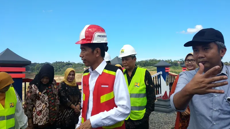 Presiden RI Joko Widodo (Jokowi) meresmikan Bendungan Gondang yang terletak di  Desa Jatirejo, Kecamatan Ngargoyoso, Kabupaten Karanganyar, Jawa Tengah, Kamis (2/5/2019).