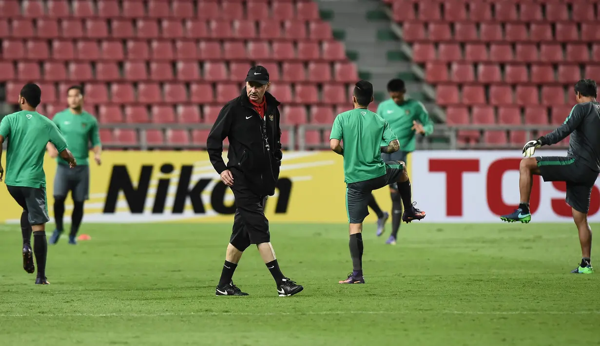 Pelatih Timnas Indonesia Alfred Riedle (ketiga kiri) berkeliling saat sesi latihan jelang menghadapi Thailand pada leg kedua final AFF Suzuki Cup di Stadion Rajamangala, Bangkok, Thailand, 16 Desember 2016. (LILLIAN SUWANRUMPHA/AFP)