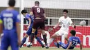 Kiper Lao Toyota FC, Outthilath Nammakhoth, berusaha mengamankan gawangnya saat melawan PSM Makassar pada laga Piala AFC 2019 di Stadion Pakansari, Bogor, Rabu (13/3). PSM menang 7-3 atas Lao. (Bola.com/M. Iqbal Ichsan)