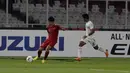 Bek Timnas Indonesia, Gavin Kwan, berusaha melepaskan umpan saat melawan Timor Leste pada laga Piala AFF 2018 di SUGBK, Jakarta, Selasa (13/11). (Bola.com/Yoppy Renato)