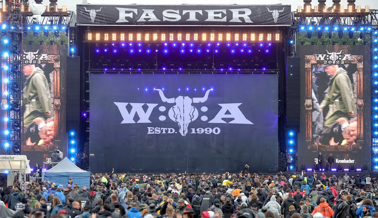Dalam pernyataan yang diposting di situs web festival, penyelenggara mengatakan bahwa "mempertimbangkan kondisi cuaca, kapasitas pengunjung yang masuk akal untuk Wacken Open Air 2023 kini telah tercapai. Kami sangat sedih, tetapi sayangnya situasi cuaca sulit yang terus berlanjut membuat kami tidak punya pilihan lain". (Christian Charisius/dpa via AP)