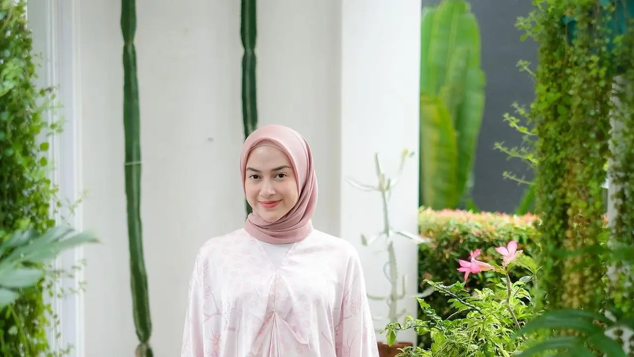 8 OOTD Hijab Pastel dari Adelia Pasha, Lesti Kejora hingga Laudya Cynthia Bella